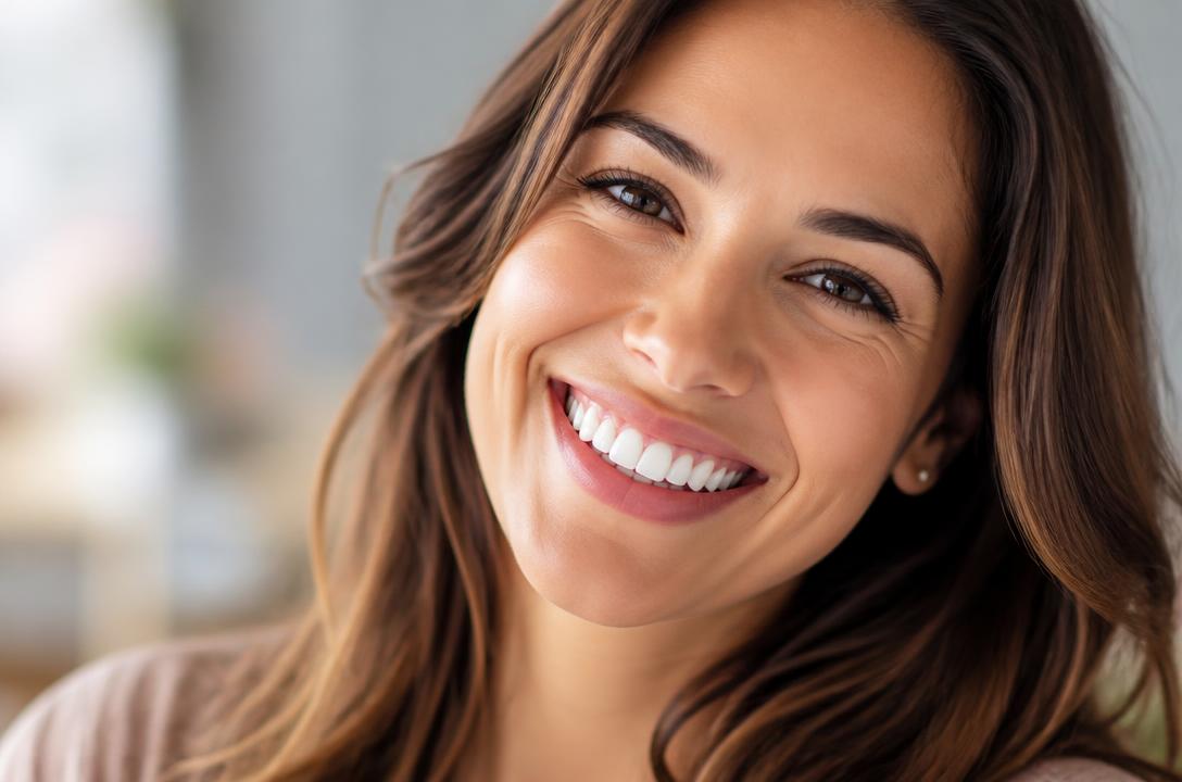 Homem sorrindo com confiança mostrando dentes perfeitos após implante