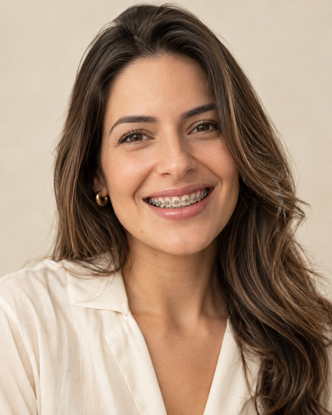 Mulher sorrindo com aparelho ortodôntico metálico